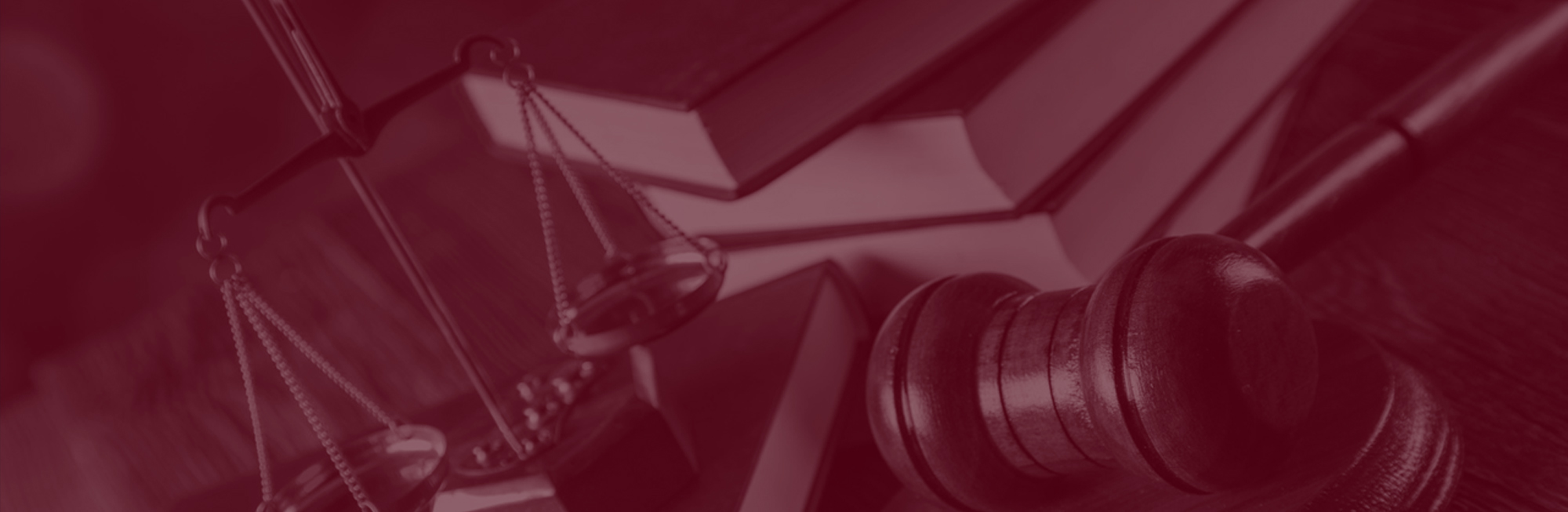 Mazo de juez y libros de leyes, Licenciatura en Derecho en CUBC Tijuana